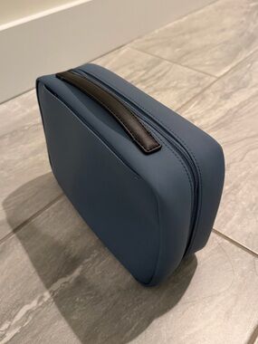 Away - the hanging toiletry bag